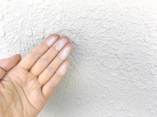 空き家の壁の粉